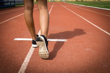 Stadyum yolda çalışan sporcu atlet ayak