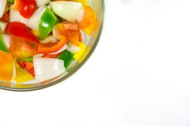 Beyaz arka plan üzerinde kase sebze karışımı.