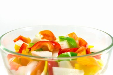 Beyaz arka plan üzerinde kase sebze karışımı.