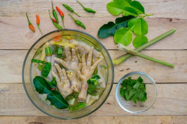 Tavuk Feets baharatlı çorba kase ahşap arka plan üzerinde