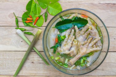 Tavuk Feets baharatlı çorba kase ahşap arka plan üzerinde