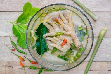 Tavuk Feets baharatlı çorba kase ahşap arka plan üzerinde