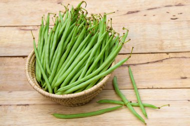 çalı fasulyesi sepeti ahşap arka plan üzerinde