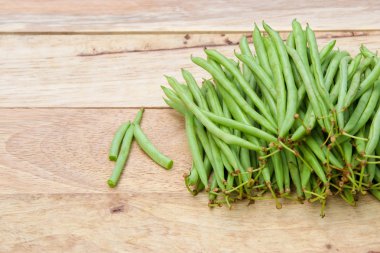 çalı fasulyesi sepeti ahşap arka plan üzerinde