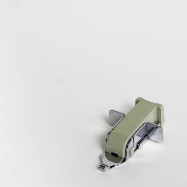 beyaz zemin üzerinde zımba sökücü.