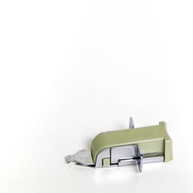 beyaz zemin üzerinde zımba sökücü.