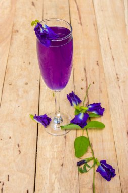 Kelebek bezelye suyu cam çiçek ahşap tablo.