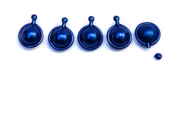 Saç vitamin serum kapsül mavi renk beyaz arka plan.