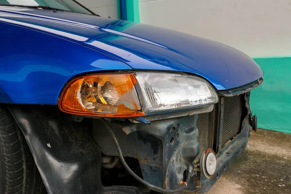 Autoscheinwerfer bei Unfall kaputt. Autounfall — Stockfoto