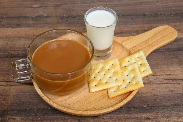 Tasse Kaffee und ein Keks zum Frühstück auf Holzboden — Stockfoto