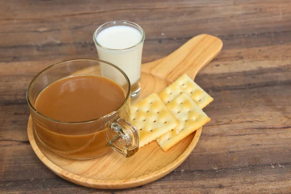 Tasse Kaffee und ein Keks zum Frühstück auf Holzboden — Stockfoto