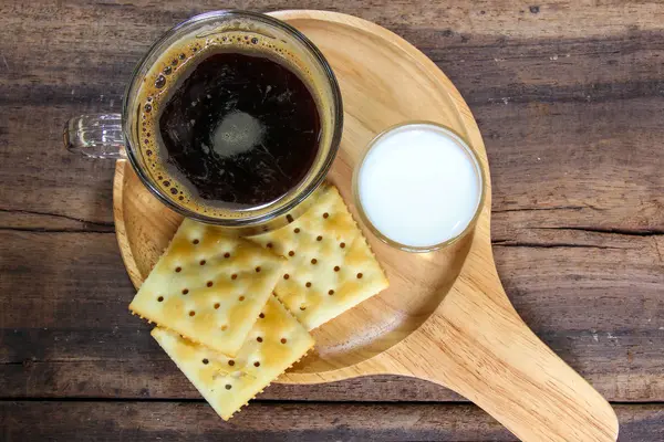 Tasse Kaffee und ein Keks zum Frühstück auf Holzboden — Stockfoto