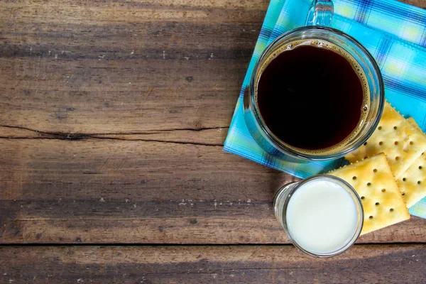 Tasse Kaffee und ein Keks zum Frühstück auf Holzboden — Stockfoto