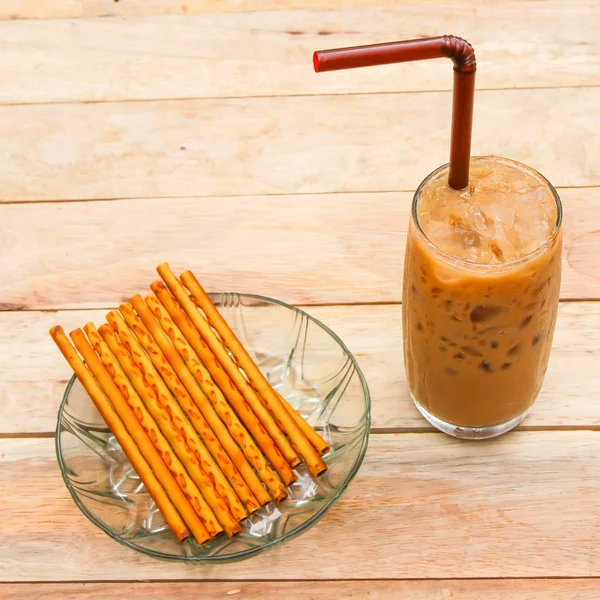 Kopi dingin dan biskuit Di Latar Belakang Wooden — Stok Foto