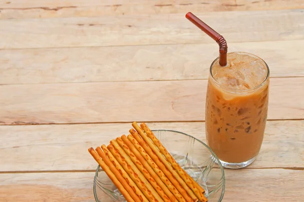 Eiskaffee und Keks auf Holzgrund — Stockfoto