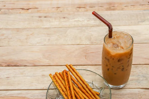 Eiskaffee und Keks auf Holzgrund — Stockfoto