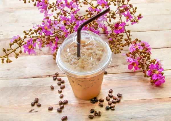 Kopi beku dengan latar belakang kayu. — Stok Foto