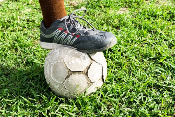 Eski futbol çim sahada oynayan