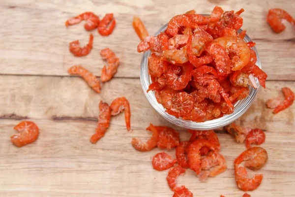 ahşap arka plan cam kase karides kurutulmuş