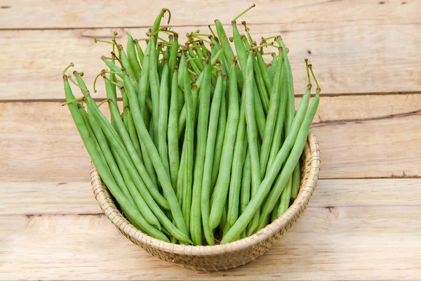 çalı fasulyesi sepeti ahşap arka plan üzerinde