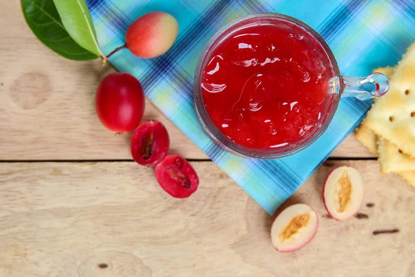 Carandas-erik suyu bir bardak ahşap arka plan üzerinde