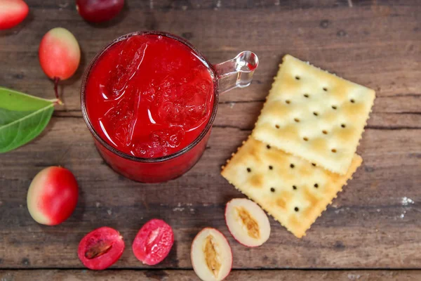 Carandas-erik suyu bir bardak ahşap arka plan üzerinde