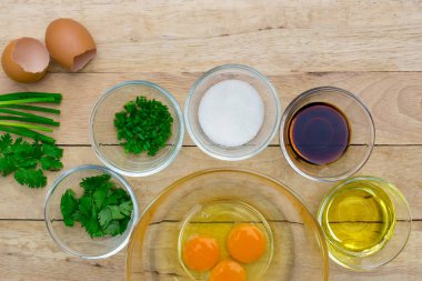 Çiğ yumurta ve malzemeler ahşap arka plan üzerinde. Vejetaryen yiyecekler, sağlık veya pişirme kavramı.