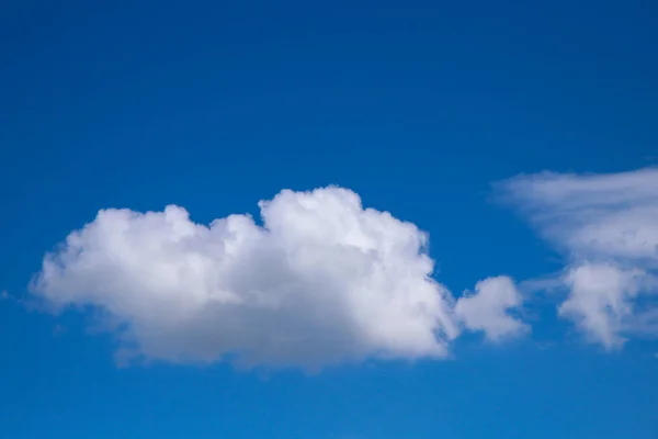 Mavi gökyüzü ve bulutlar arka plan.