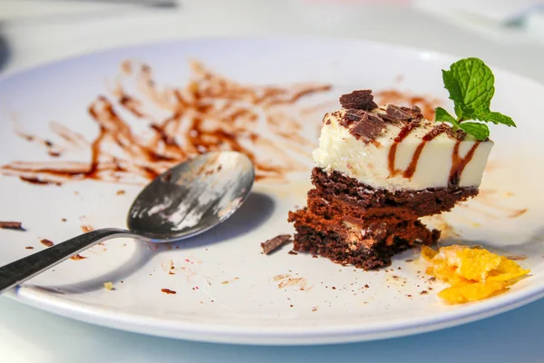 Pasta üzerinde beyaz yemek artıkları kaşıkla kırıntısı..