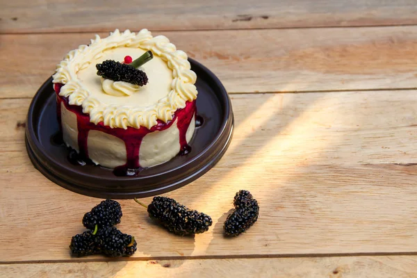 dut üzerinde ahşap arka plan, lezzetli tatlı berry ile ev yapımı vanilyalı pasta.