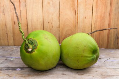 Taze hindistan cevizi suyu iç ahşap zemin üzerine