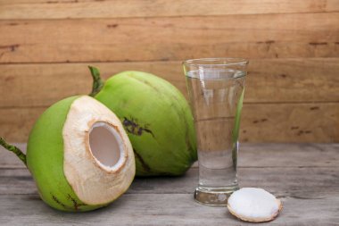 Taze hindistan cevizi suyu iç ahşap zemin üzerine