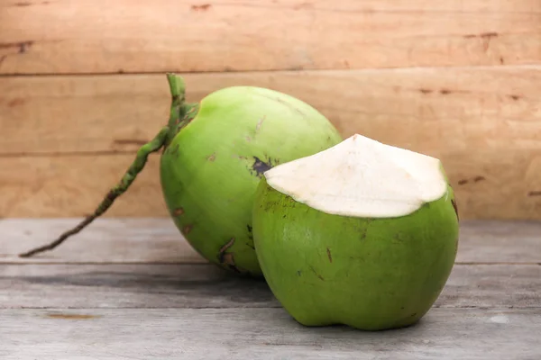 Frisches Kokoswasser trinken auf Holzgrund — Stockfoto