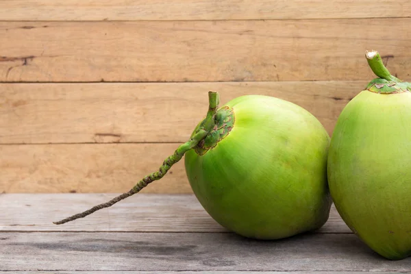 Taze hindistan cevizi suyu iç ahşap zemin üzerine