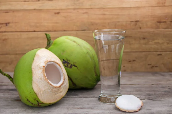 Eau fraîche de noix de coco Boisson sur fond en bois — Photo