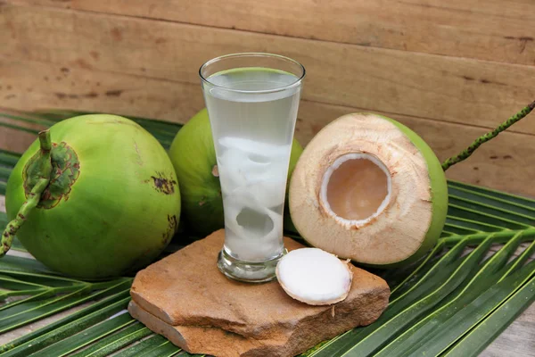 Eau fraîche de noix de coco Boisson sur fond en bois — Photo