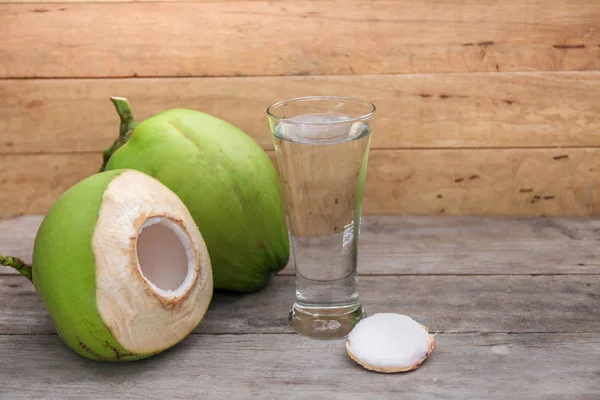 Eau fraîche de noix de coco Boisson sur fond en bois — Photo