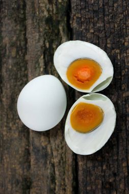 Tuzlu ördek yumurta ahşap arka plan üzerinde kapatın