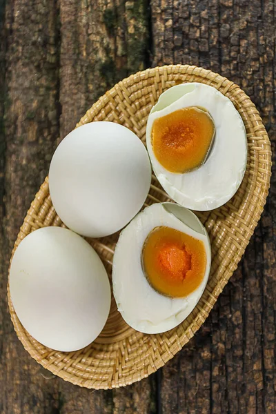 Tuzlu ördek yumurta ahşap arka plan üzerinde kapatın