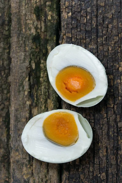 Tuzlu ördek yumurta ahşap arka plan üzerinde kapatın