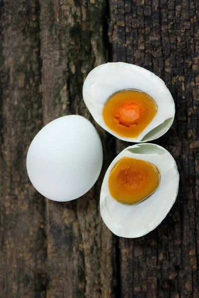 Tuzlu ördek yumurta ahşap arka plan üzerinde kapatın