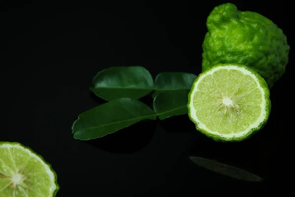 Güney Afrika'da bir kabile kireç veya kopya alanı için metin ile siyah arka plan üzerine Bergamot.