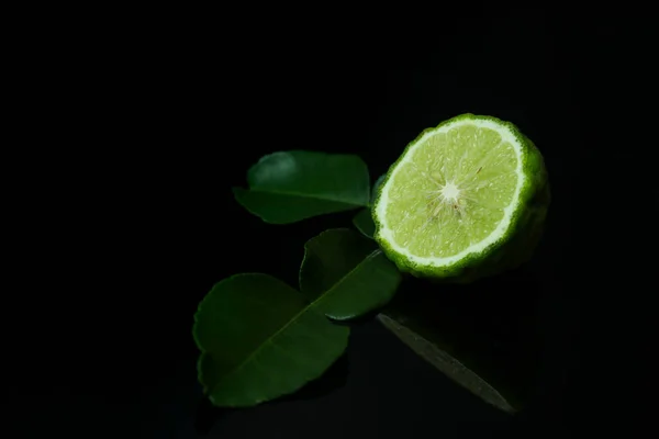 Güney Afrika'da bir kabile kireç veya kopya alanı için metin ile siyah arka plan üzerine Bergamot.