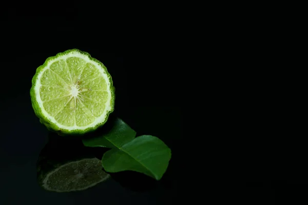 Güney Afrika'da bir kabile kireç veya kopya alanı için metin ile siyah arka plan üzerine Bergamot.