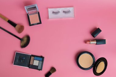 Güzellik kozmetik makyaj sanatçısı ve yüz bakımı için pembe bac ayarla