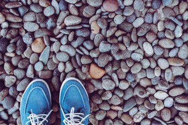 Mavi spor ayakkabı ayakkabı havai görünümü gri taş ground.minimal üzerinde