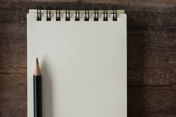Kraft defter temiz ve boş günlüğü rustik ahşap üzerine kalem ile