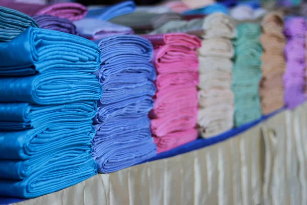 Satılık, seçici odak dükkanda kumaş yığınını katlanmış.