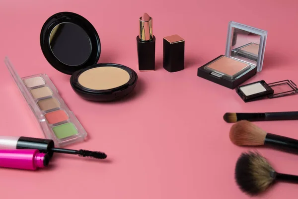 Set cosmético de belleza para maquillador y cuidado facial en bac rosa — Foto de Stock