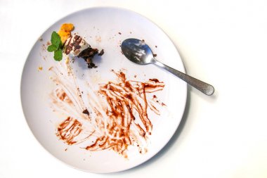 Pasta üzerinde beyaz yemek artıkları kaşıkla kırıntısı..